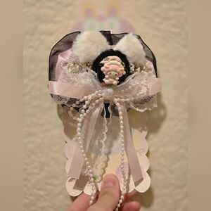 Elegant Lace and Pearl Hair Accessory